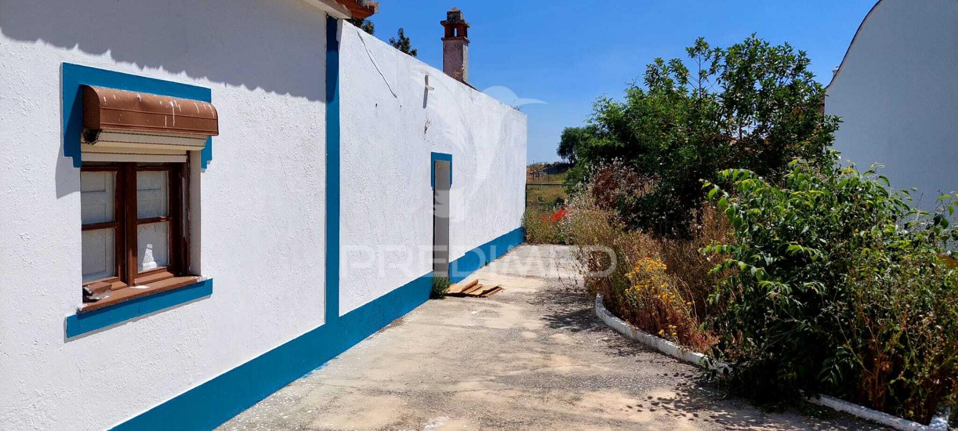 Moradia t3 para remodelação, situada no largo da igreja de são matias, beja.