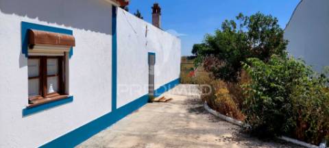 Moradia t3 para remodelação, situada no largo da igreja de são matias, beja.