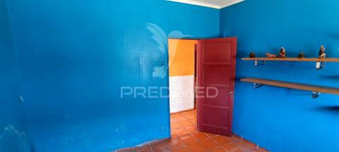 Moradia t3 para remodelação, situada no largo da igreja de são matias, beja.
