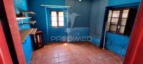 Moradia t3 para remodelação, situada no largo da igreja de são matias, beja.