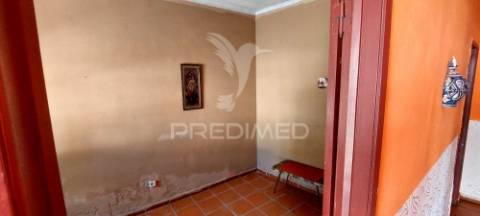 Moradia t3 para remodelação, situada no largo da igreja de são matias, beja.