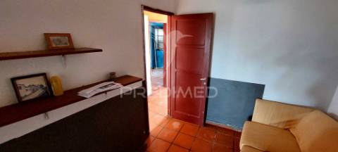 Moradia t3 para remodelação, situada no largo da igreja de são matias, beja.