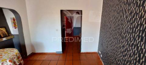 Moradia t3 para remodelação, situada no largo da igreja de são matias, beja.