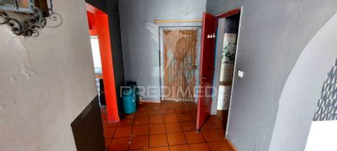 Moradia t3 para remodelação, situada no largo da igreja de são matias, beja.