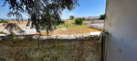 Moradia t3 para remodelação, situada no largo da igreja de são matias, beja.