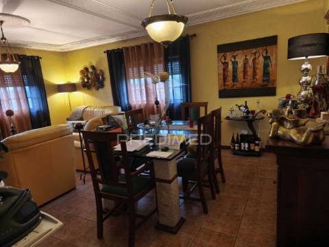 Apartamento t3 no 2º andar com elevador e garagem individual – vagos