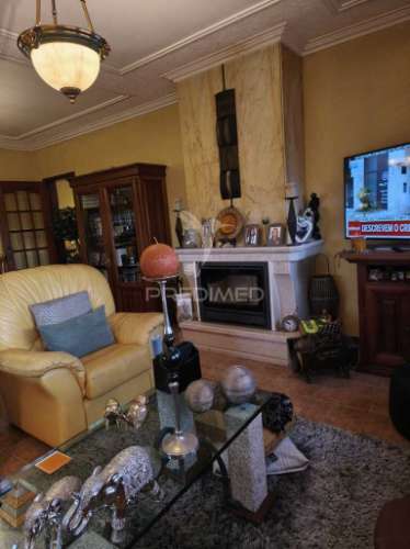 Apartamento t3 no 2º andar com elevador e garagem individual – vagos