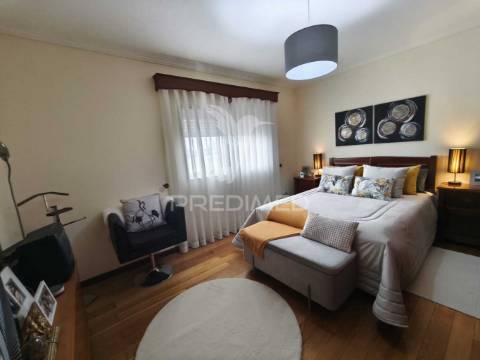 Apartamento t3 no 2º andar com elevador e garagem individual – vagos