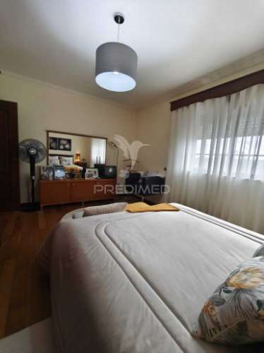Apartamento t3 no 2º andar com elevador e garagem individual – vagos