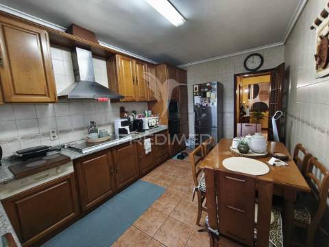 Apartamento t3 no 2º andar com elevador e garagem individual – vagos