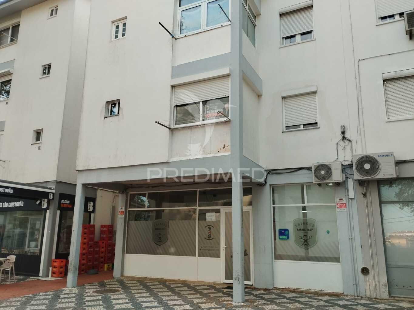 Casa fração t3 no atalaião. um 1º andar totalmente desocupado.
