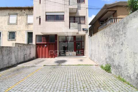 Loja no centro de  s. mamede infesta, convertível em t2