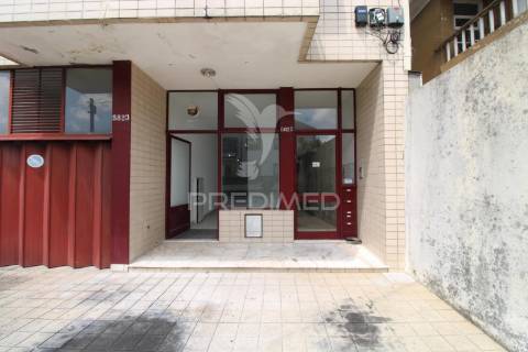 Loja no centro de  s. mamede infesta, convertível em t2