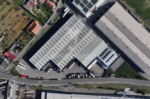 Armazém industrial no carregado com 2600m2