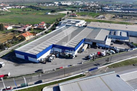 Armazém industrial no carregado com 2600m2