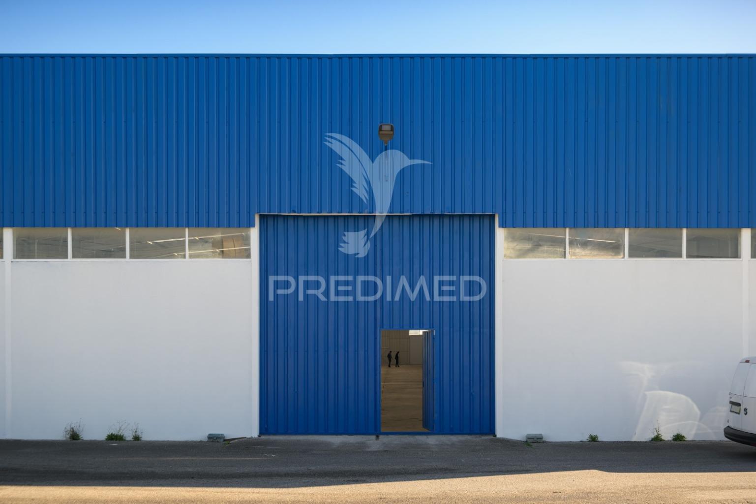 Armazém industrial no carregado com 2600m2