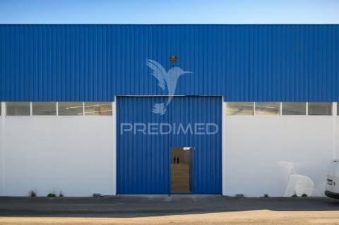 Armazém industrial no carregado com 2600m2