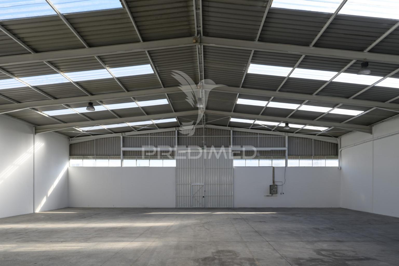 Armazém industrial no carregado com 2600m2