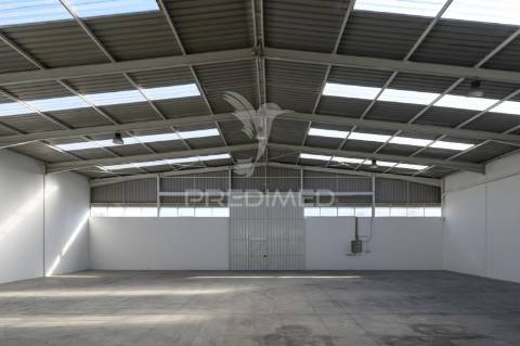Armazém industrial no carregado com 2600m2
