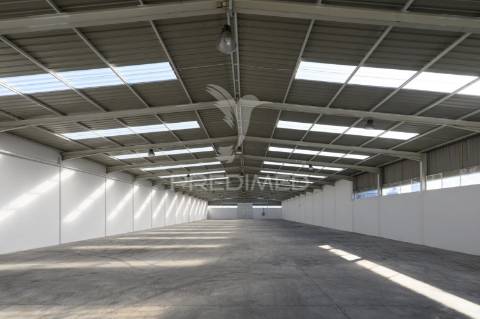 Armazém industrial no carregado com 2600m2