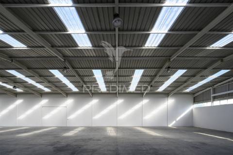 Armazém industrial no carregado com 2600m2