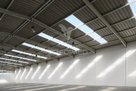 Armazém industrial no carregado com 2600m2