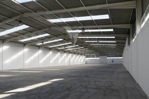 Armazém industrial no carregado com 2600m2