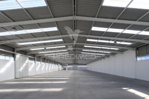 Armazém industrial no carregado com 2600m2