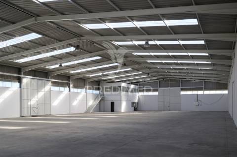 Armazém industrial no carregado com 2600m2