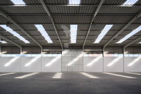 Armazém industrial no carregado com 2600m2