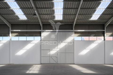 Armazém industrial no carregado com 2600m2
