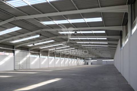 Armazém industrial no carregado com 2600m2