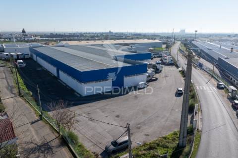 Armazém industrial no carregado com 2600m2