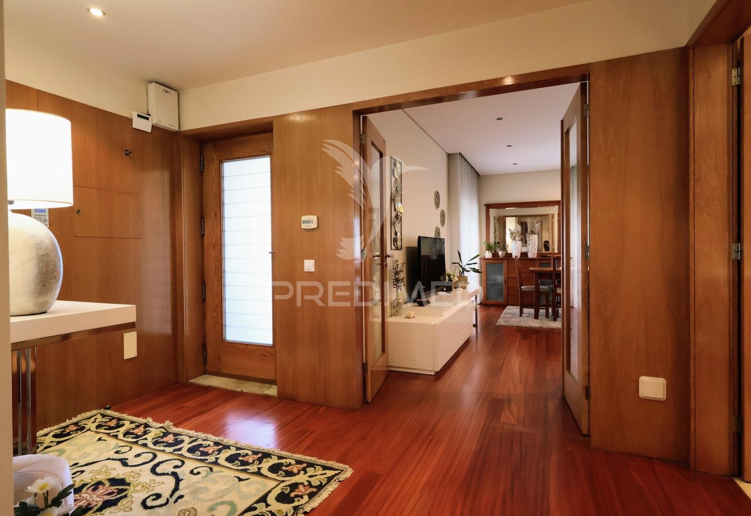 Andar-moradia t3 duplex próximo da praia da madalena
