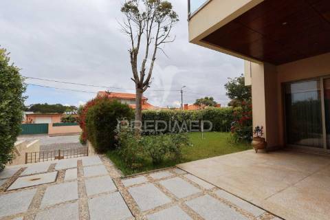 Andar-moradia t3 duplex próximo da praia da madalena
