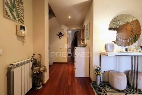 Andar-moradia t3 duplex próximo da praia da madalena
