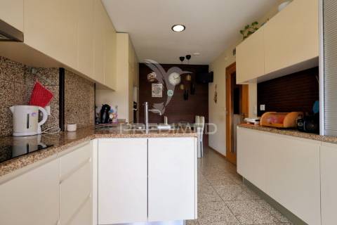 Andar-moradia t3 duplex próximo da praia da madalena