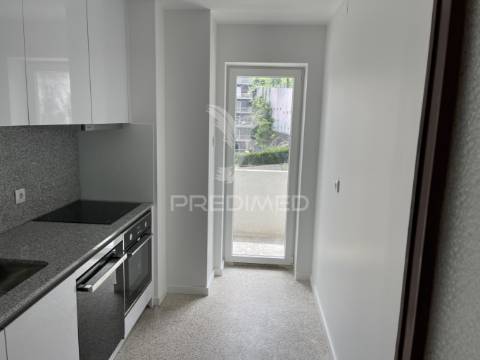 Prédio com 3 apartamentos t4 e espaço comercial – excelente localização no porto