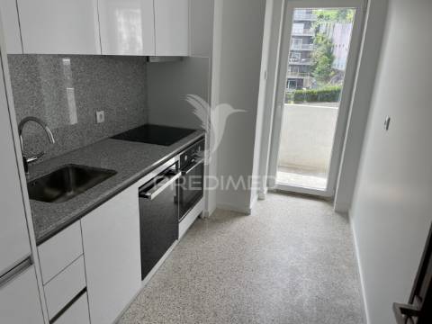 Prédio com 3 apartamentos t4 e espaço comercial – excelente localização no porto