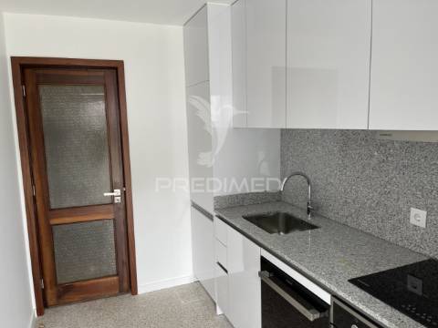 Prédio com 3 apartamentos t4 e espaço comercial – excelente localização no porto