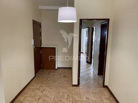 Prédio com 3 apartamentos t4 e espaço comercial – excelente localização no porto
