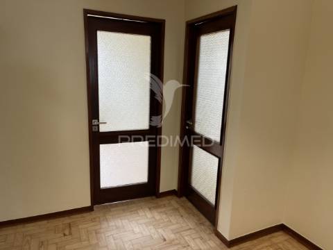 Prédio com 3 apartamentos t4 e espaço comercial – excelente localização no porto