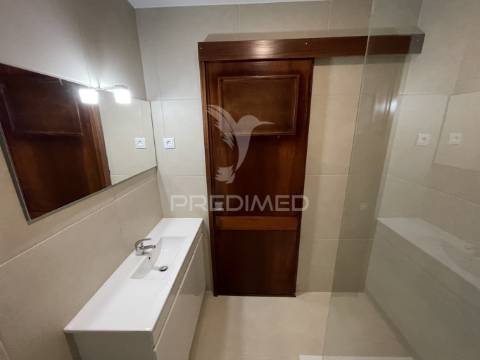 Prédio com 3 apartamentos t4 e espaço comercial – excelente localização no porto