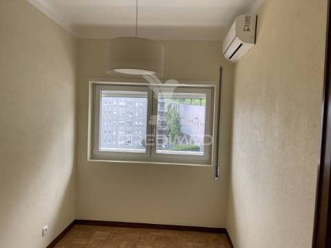 Prédio com 3 apartamentos t4 e espaço comercial – excelente localização no porto
