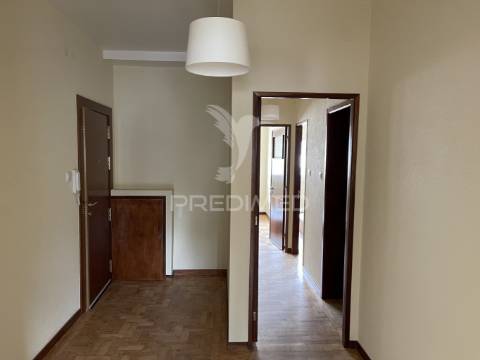 Prédio com 3 apartamentos t4 e espaço comercial – excelente localização no porto