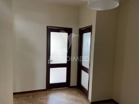 Prédio com 3 apartamentos t4 e espaço comercial – excelente localização no porto