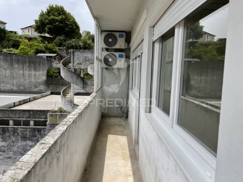 Prédio com 3 apartamentos t4 e espaço comercial – excelente localização no porto