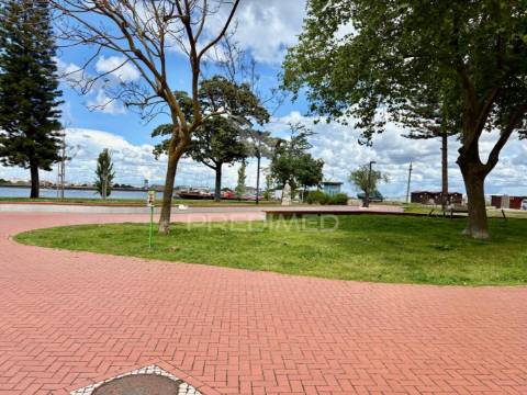 Apartamento t2 na zona histórica do seixal - frente ribeirinha