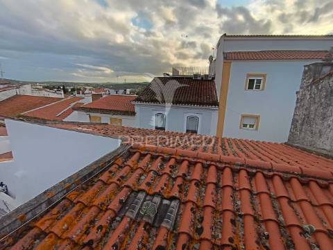 Moradia no centro histórico de elvas com 4 apartamentos independentes e pátio comum