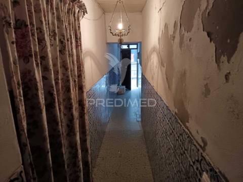 Moradia no centro histórico de elvas com 4 apartamentos independentes e pátio comum